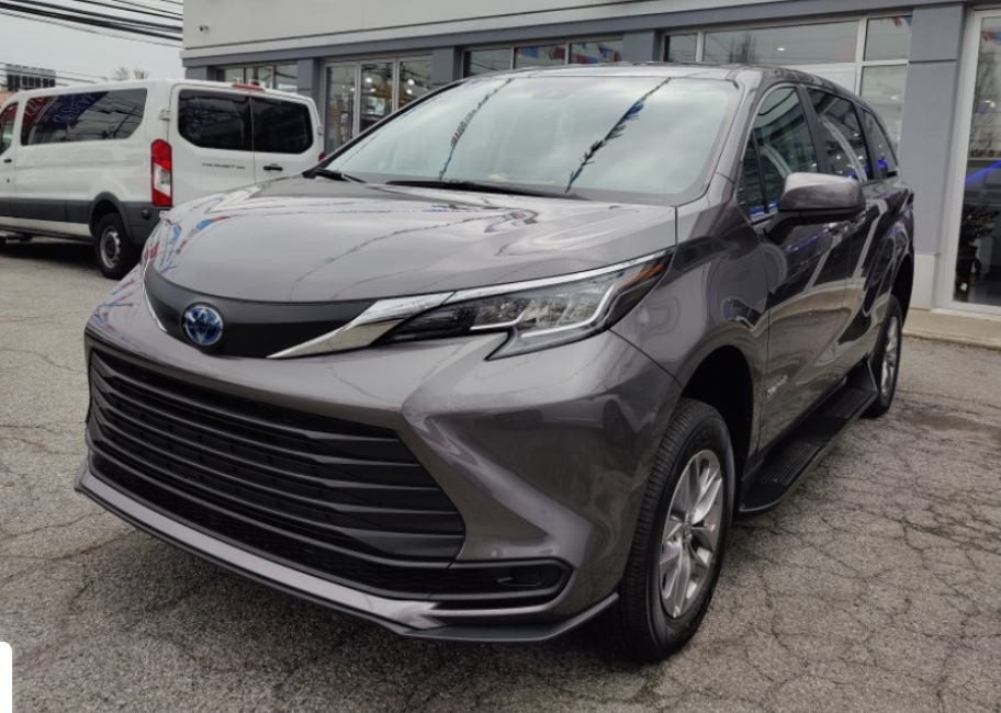 2023 TOYOTA SIENNA LE