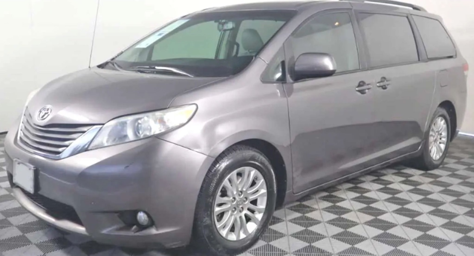 2011 Toyota Sienna XLE Toyota seven-seater priced at 11,850
