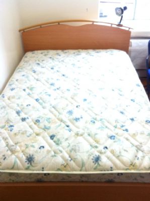 出售 QUEEN SIZE 双人床