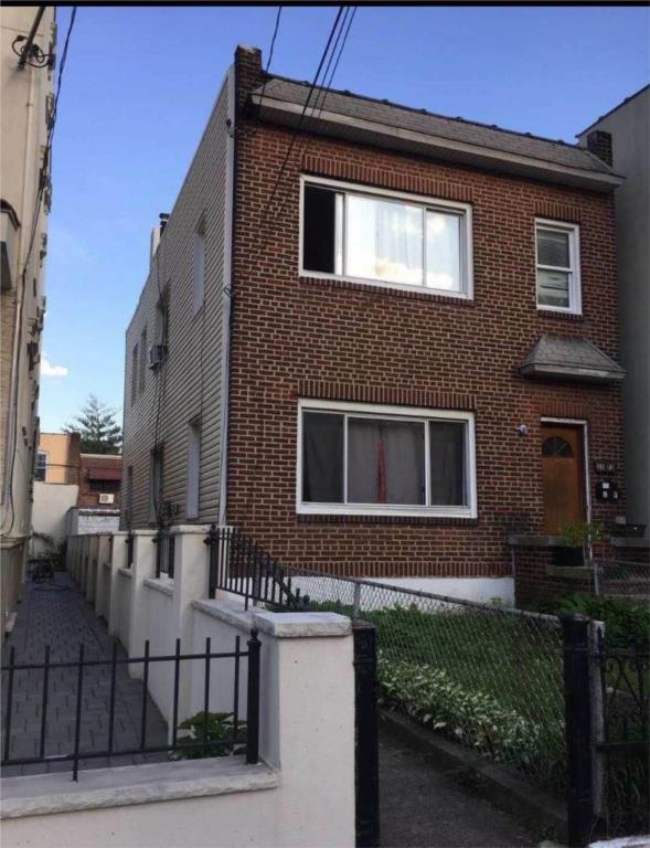 不在市场！Astoria合法两家庭,中心位置,白菜价！