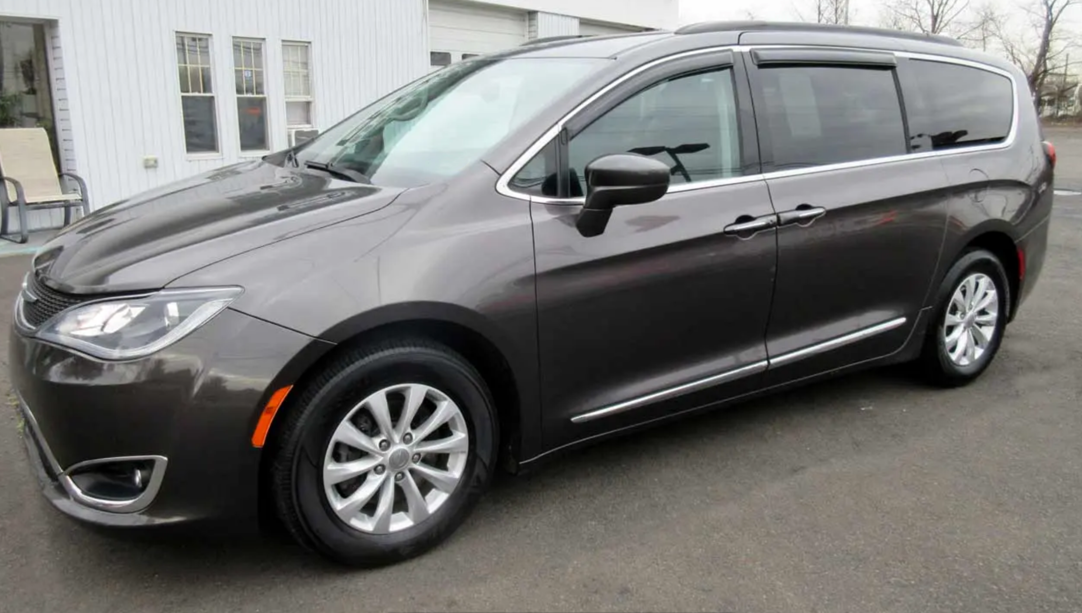 2017 Chrysler SUV seven-seater priced at 12,850