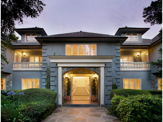 这套豪华的住宅拥有3层楼