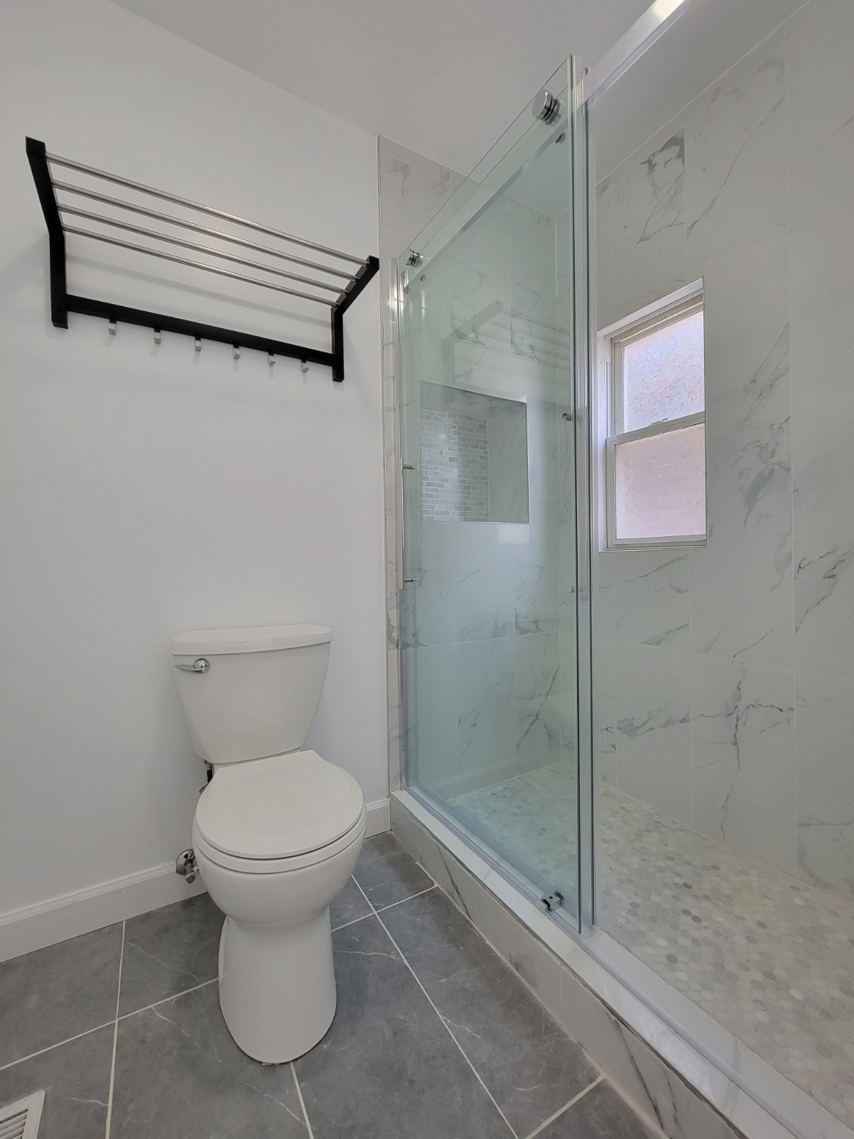 Newly renovated four bedrooms, three living rooms and two bathrooms for rent