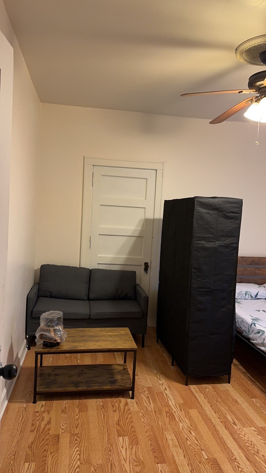 6 bedrooms, 2 kitchens, 2 bathrooms, 2 living rooms, 2 units, 2 parking spaces. The monthly rent is 2,300 knives.