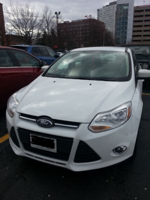 毕业卖车 2012款白色福克斯两厢