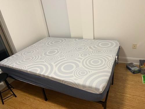 Queen size/Full size床架床垫及桌椅出售