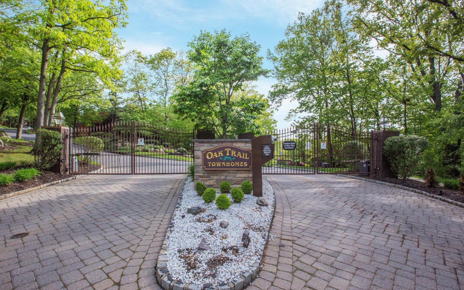 STUNNING TOWNHOUSE 4 BED/4BTH